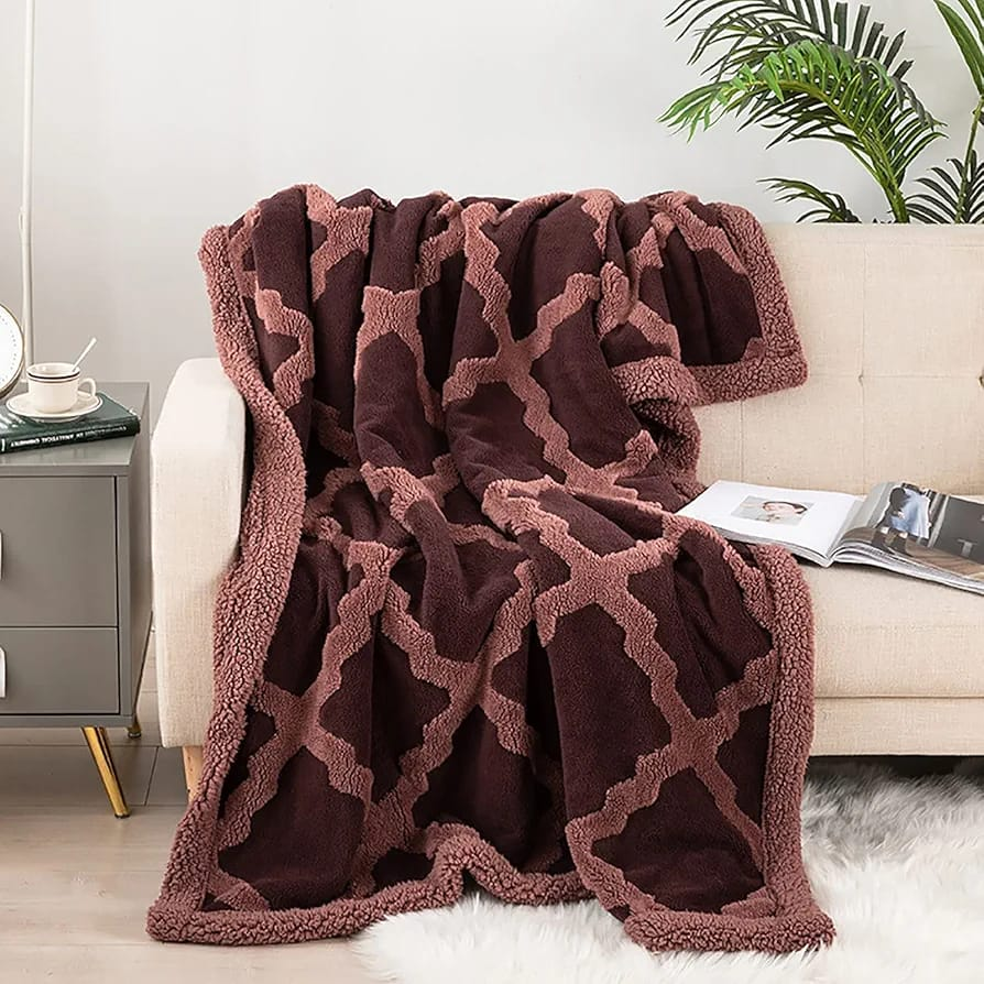 ❄️🛋️ ¡Acurrúcate con estilo este invierno! Manta Sherpa con Ovejero – Súper suave, abrigada y decorativa 🧣✨