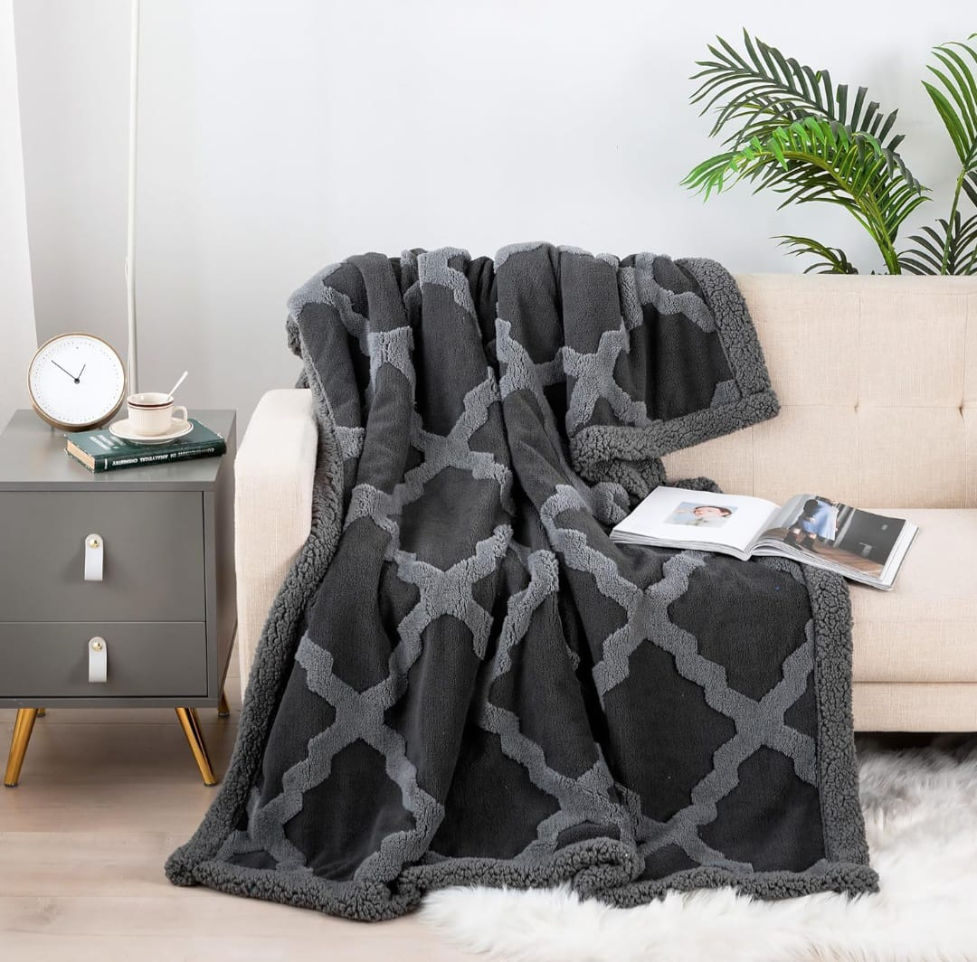 ❄️🛋️ ¡Acurrúcate con estilo este invierno! Manta Sherpa con Ovejero – Súper suave, abrigada y decorativa 🧣✨