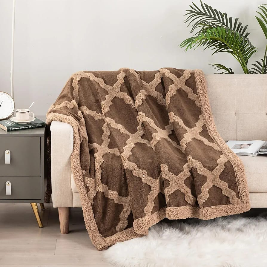 ❄️🛋️ ¡Acurrúcate con estilo este invierno! Manta Sherpa con Ovejero – Súper suave, abrigada y decorativa 🧣✨
